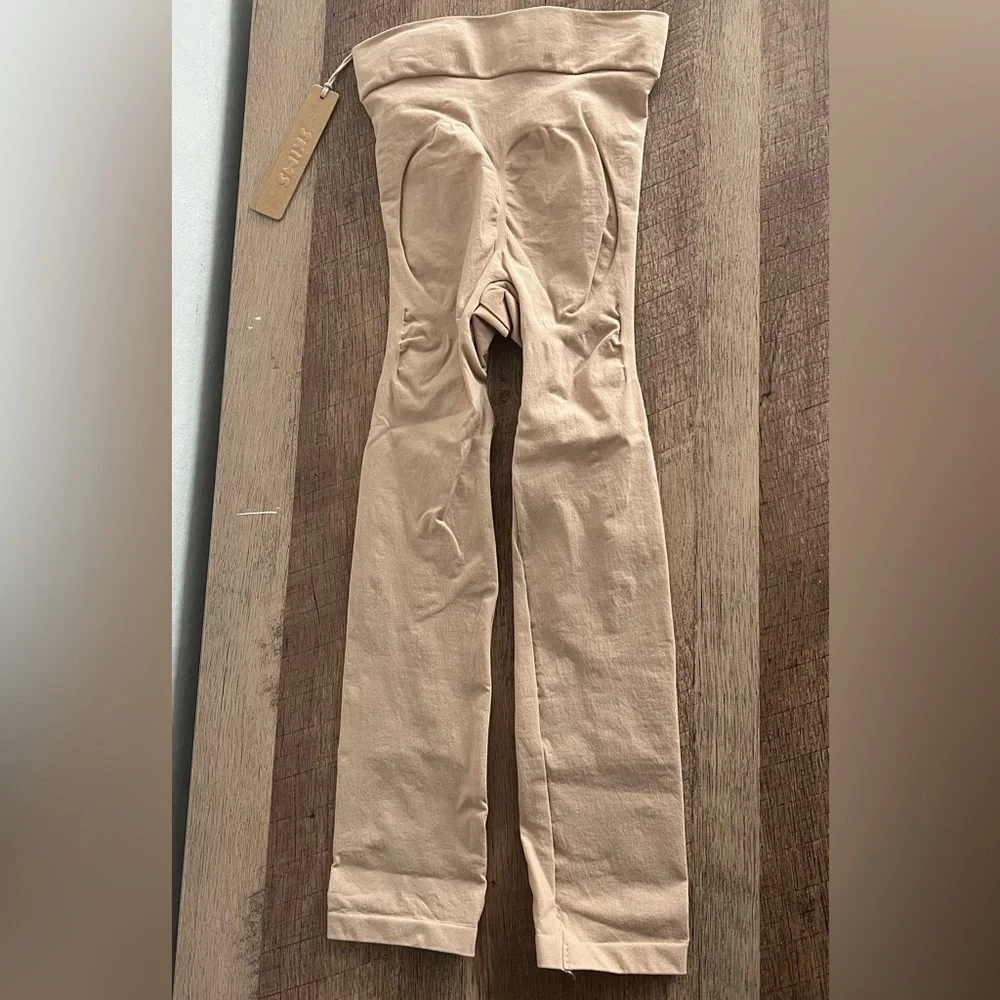 Skims Clay Everyday Sculpt Above the Knee Shorts Size XS NWT - Picture 5 of 7